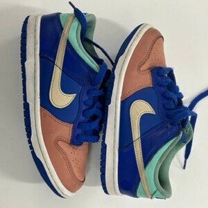 Nike Dunk Low SE GS “Salmon Toe”- Hyper Royal / Emerald Rise / Red Stardust 4Y